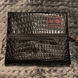 Makeup Junkie Bags, Size Small.Patent faux gator in black.7x9”
wipeable interior